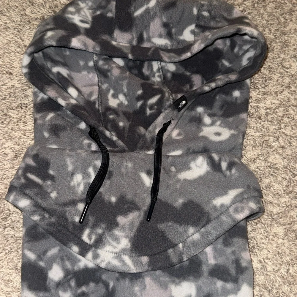 THE NORTH FACE' Whimzy Powder Hooded Fleece Neck Gaiter scattershot gray camo
